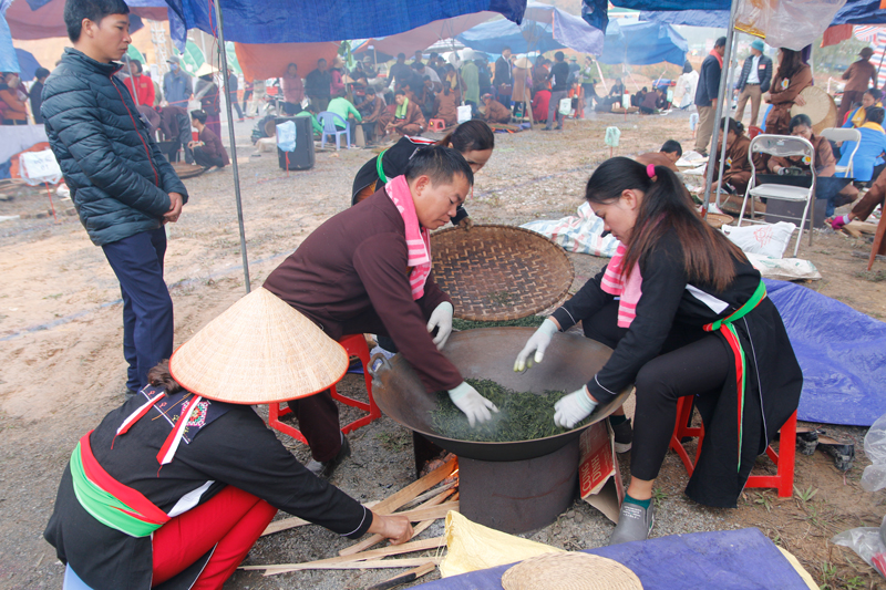  Làng nghề  chè  xóm Ao Cống, xã Phú Đô tham gia phần thi kỹ thuật sao chè.   