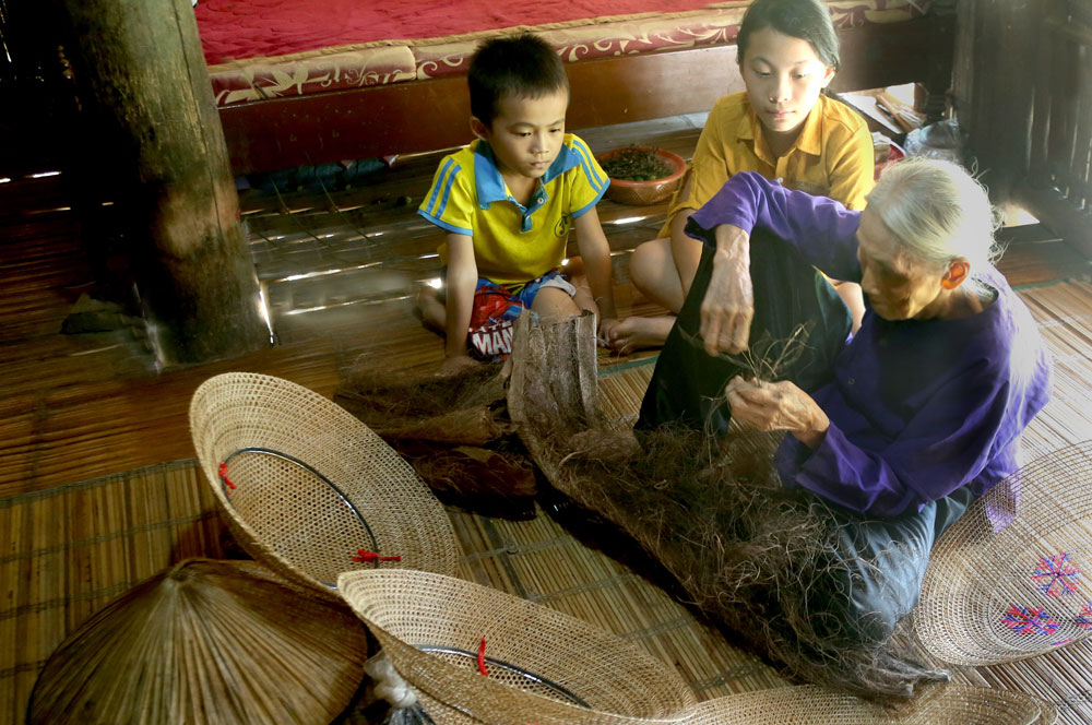 Cụ Ma Thị Phú miêu tả công đoạn làm nón