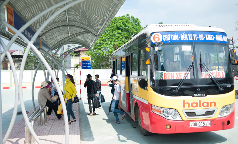  Nhiều hành khách sử dụng xe bus làm phương tiện đi lại dịp này.