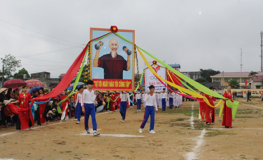    Các đoàn tham gia Đại hội thể dục thể thao diễu hành biểu dương lực lượng.