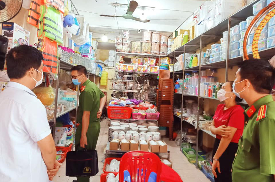  Công an phường Mỏ Chè phối hợp với Trung tâm Thương nghiệp thành phố kiểm tra công tác PCCC tại hộ kinh doanh.