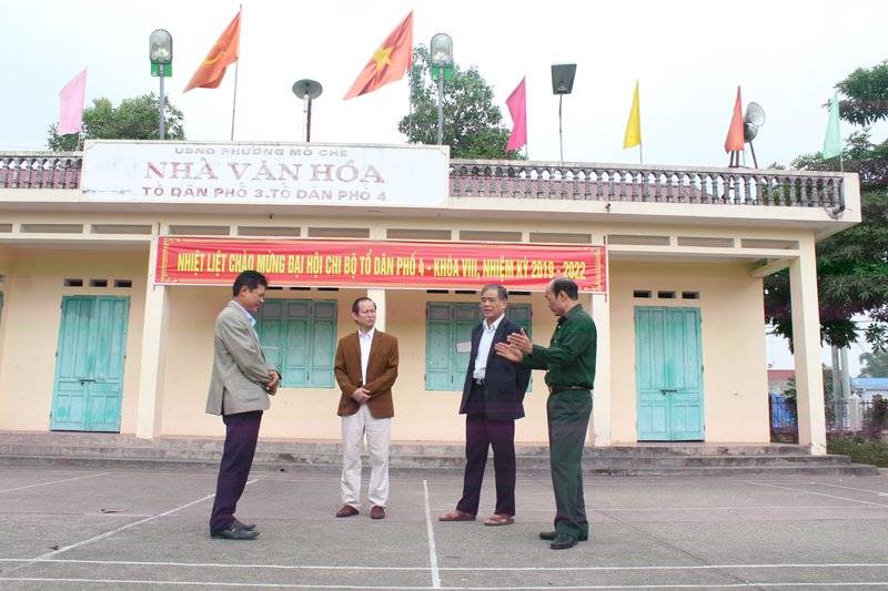  Phó Bí thư Thường trực Đảng ủy phường Mỏ Chè, đồng chí Nguyễn Ngọc Điện (ngoài cùng bên trái) trao đổi với Cấp ủy Chi bộ tổ dân phố 3.