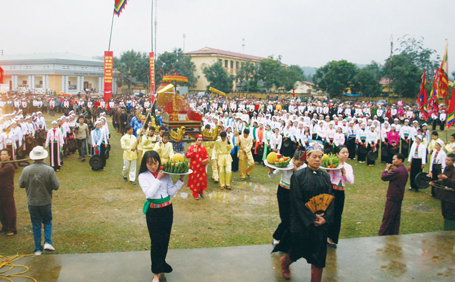  Thầy mo trong nghi lễ rước tại Lễ hội khai hạ Mường Bi, huyện Tân Lạc (tỉnh Hòa Bình). Ảnh: Hồng Duyên