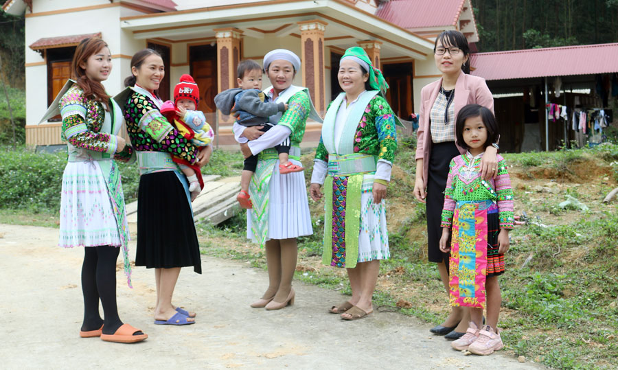  Phụ nữ người Mông ở xóm Na Sàng, xã Phú Đô (Phú Lương) trao đổi về việc thực hiện kế hoạch hóa gia đình, góp phần nâng cao đời sống. Ảnh: N.C 