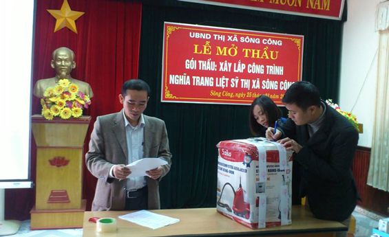  Đại diện các đơn vị đấu thầu ký, xác nhận niêm phong hồ sơ các gói thầu.