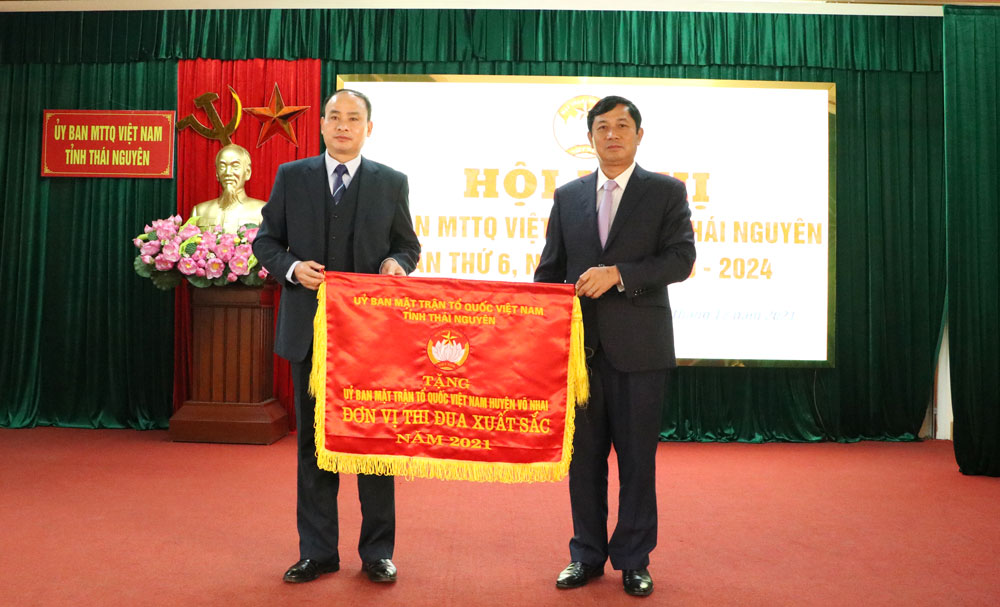  Đồng chí Phạm Thái Hanh, Ủy viên Ban Thường vụ Tỉnh ủy, Chủ tịch Ủy ban MTTQ tỉnh trao Cờ thi đua cho đơn vị đạt thành tích xuất sắc năm 2021.