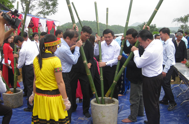  các đại biểu và nhân dân trong thôn cùng tham gia vào các hoạt động văn hóa, văn nghệ và thể dục thể thao: tung còn, kéo co, đẩy gậy, thi giã bánh dày.