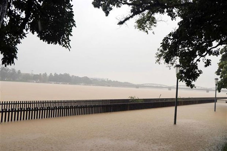 Mưa lớn kéo dài khiến nhiều khu vực ở Thừa Thiên Huế ngập sâu trong nước. Ảnh: TTXVN