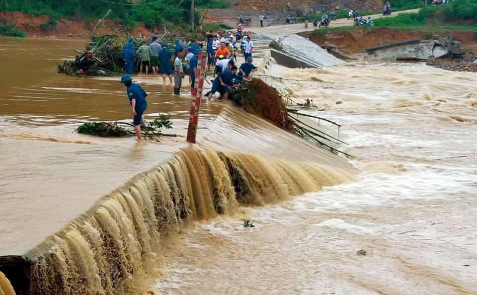  Lũ làm sạt lở 3 cầu tràn trên địa bàn thị trấn Quân Chu.