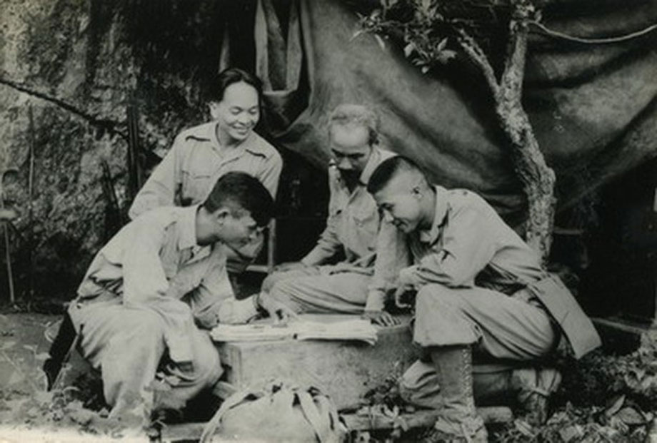  Chủ tịch Hồ Chí Minh cùng Đại tướng Võ Nguyên Giáp ở ATK Định Hóa, năm 1950.