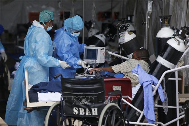  Nhân viên y tế điều trị cho bệnh nhân COVID-19 tại bệnh viện ở Pretoria, Nam Phi. Ảnh: AFP/TTXVN