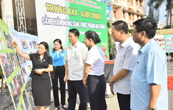  Các đại biểu thăm quan khu trưng bày, giới thiệu sản phẩm nông sản thực phẩm an toàn.