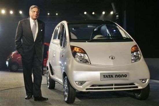 Tata Nano, mẫu xe giaacute; rẻ đang rất thagrave;nh cocirc;ng tại Ấn Độ.