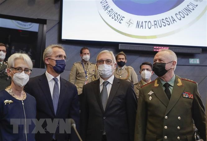  Từ trái sang: Thứ trưởng Ngoại giao Mỹ Wendy Sherman, Tổng thư ký NATO Jens Stoltenberg, Thứ trưởng Ngoại giao Nga Alexander Grushko và Thứ trưởng Quốc phòng Nga Alexander Fomin tại cuộc họp Hội đồng Nga-NATO ở Brussels, Bỉ, ngày 12/1/2022. Ảnh: AFP/TTXVN