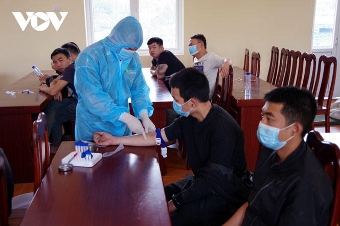  Quân y Bộ đội Biên phòng tỉnh Điện Biên lấy mẫu xét nghiệm nhanh SARS-CoV-2 đối với các đối tượng người Trung Quốc.