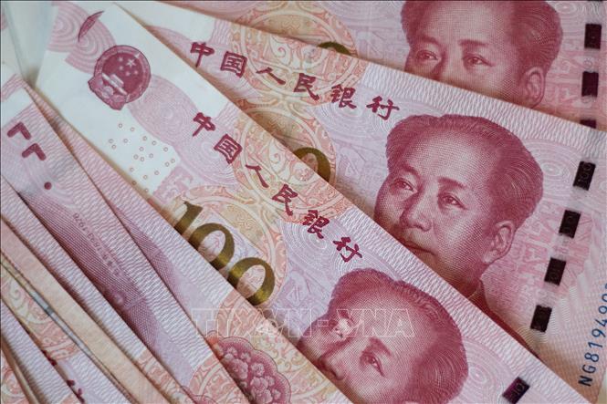  Đồng tiền giấy mệnh giá 100 Nhân dân tệ của Trung Quốc tại Bắc Kinh. Ảnh: AFP/TTXVN