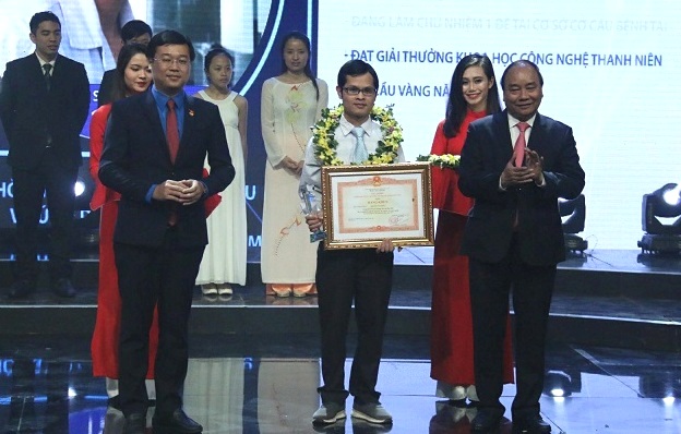  Thủ tướng Chính phủ Nguyễn Xuân Phúc và Bí thư thứ nhất Trung ương Đoàn Lê Quốc Phong trao giải thưởng Gương mặt trẻ Việt Nam tiêu biểu năm 2017 cho bác sỹ Nguyễn Văn Hiếu.