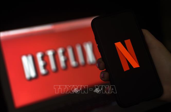  Biểu tượng Netflix trên màn hình máy tính và điện thoại tại Arlington, Virginia, Mỹ. Ảnh minh họa: AFP/TTXVN