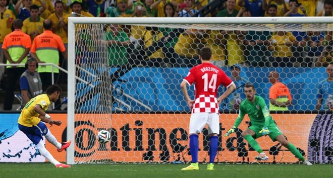  Pha đá phạt đền thành công của Neymar.