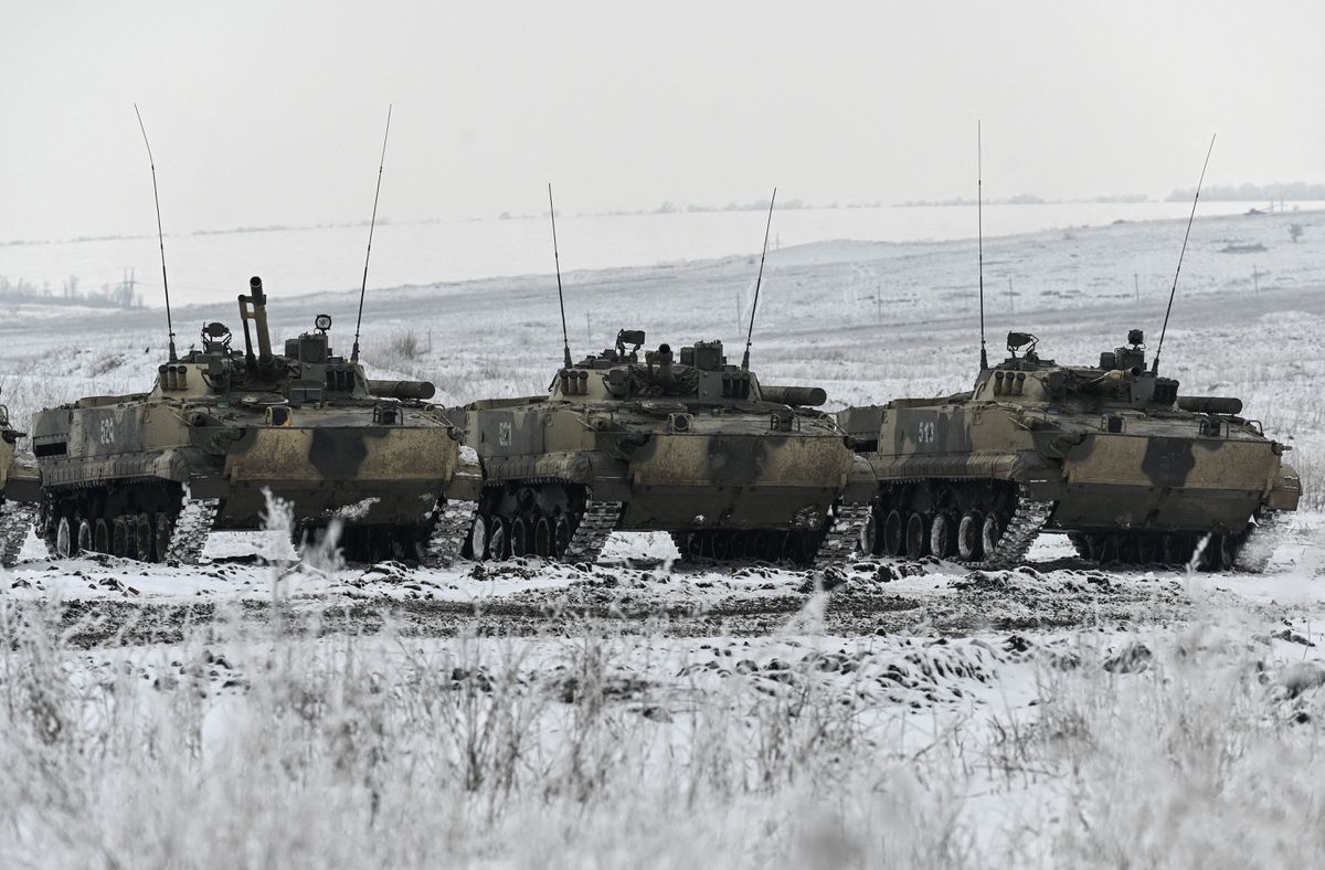  Nga triển khai các phương tiện tham gia cuộc tập trận ở vùng Rostov cuối tháng 1-2022. Ảnh: Reutes