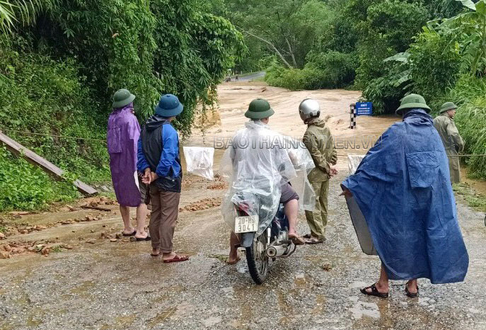  Lãnh đạo xã Nghinh Tường (Võ Nhai) cùng thành viên trong Ban chỉ huy PCTT & TKCN xã kiểm tra thực tế tại ngầm tràn xóm Nà Lẹng (đường đi sang xã Sảng Mộc).