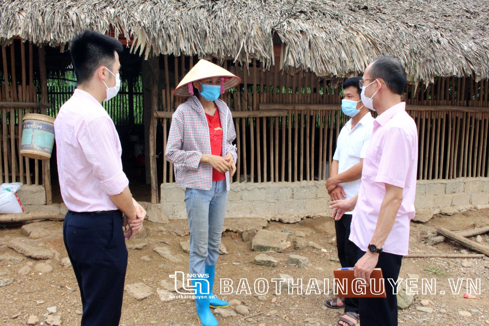  Cán bộ Ngân hàng Chính sách xã hội huyện Đại Từ cùng đại diện Tổ tiết kiệm và vay vốn khảo sát tình hình sử dụng vốn vay của người dân tại xã Bản Ngoại.