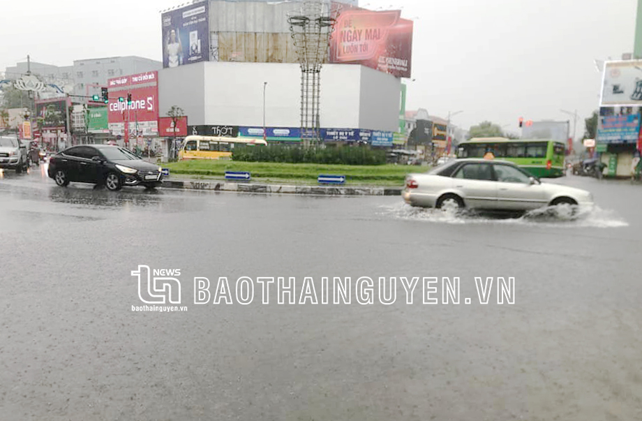  Mỗi khi trời mưa to, khu vực ngã tư Đồng Quang, giao giữa đường Hoàng Văn Thụ và đường Lương Ngọc Quyến, thường xuyên xảy ra tình trạng ngập úng.