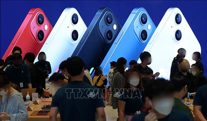 Khách hàng trải nghiệm điện thoại iPhone 13 tại cửa hàng của Apple ở Seoul, Hàn Quốc, ngày 8/10/2021. Ảnh: Yonhap/TTXVN