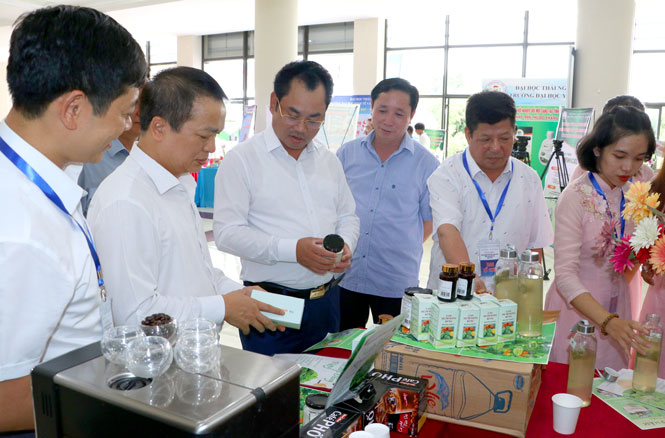  Đồng chí Trịnh Việt Hùng, Phó Bí thư Tỉnh ủy, Phó Chủ tịch Thường trực UBND tỉnh cùng các đại biểu tham quan gian hàng khởi nghiệp tại Ngày hội. Ảnh: Minh Hoàng