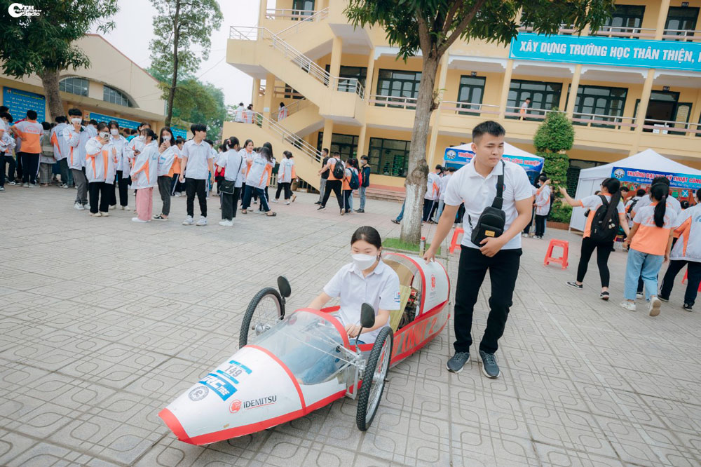  Học sinh trải nghiệm các sản phẩm STEM.