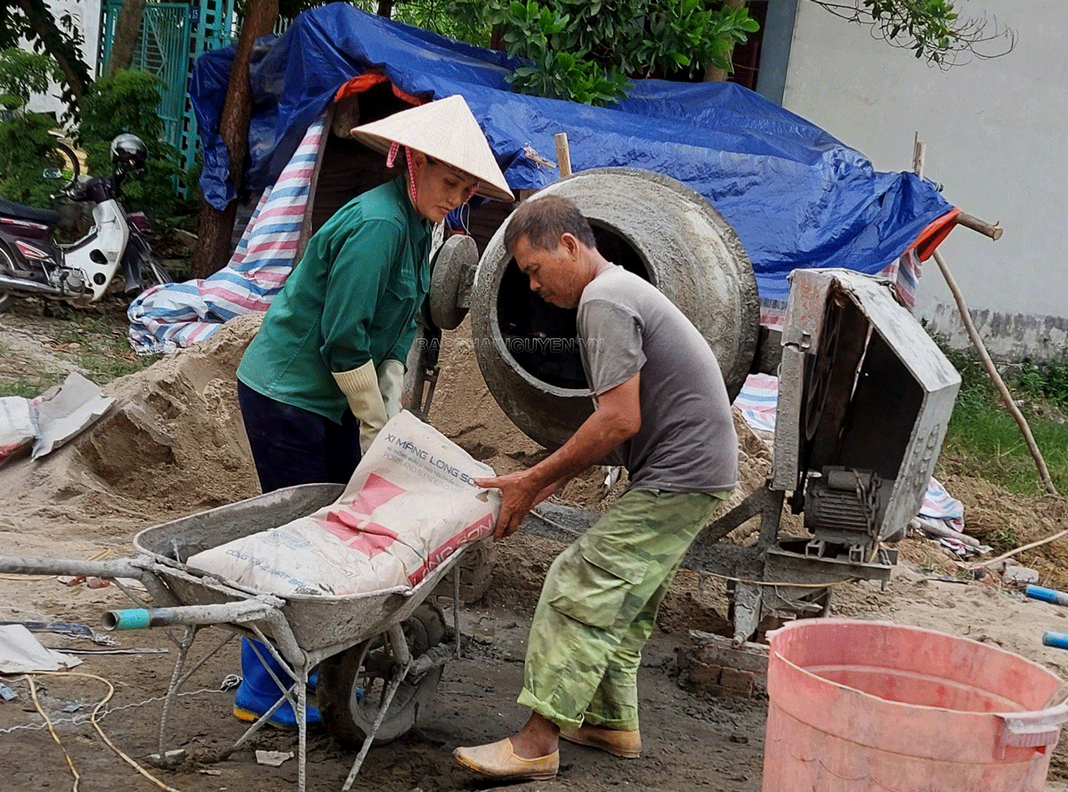 Dù nắng, nóng nhưng thợ hồ luôn bám công trình, không bỏ ngày công.