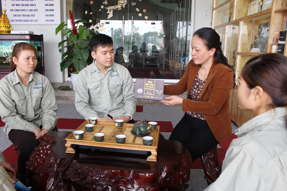  Bà Đào Thanh Hảo, Giám đốc HTX Chè Hảo Đạt (người mặc áo màu nâu) được phong tặng danh hiệu "Nghệ nhân Làng nghề Việt Nam" năm 2022.