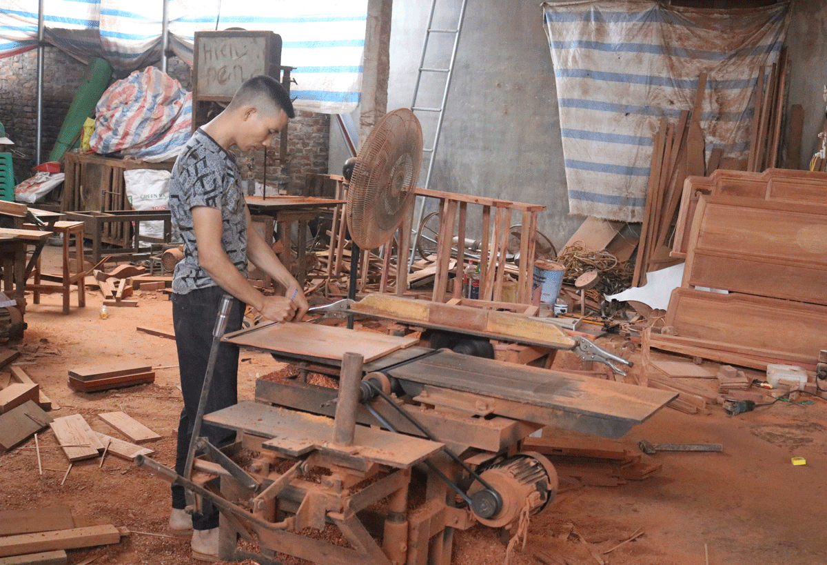  Nhiều lao động không được huấn luyện an toàn vệ sinh lao động và thiếu bảo hộ khi làm việc. Ảnh chụp tại Làng nghề Dã Trung, xã Tiên Phong (T.X Phổ Yên).