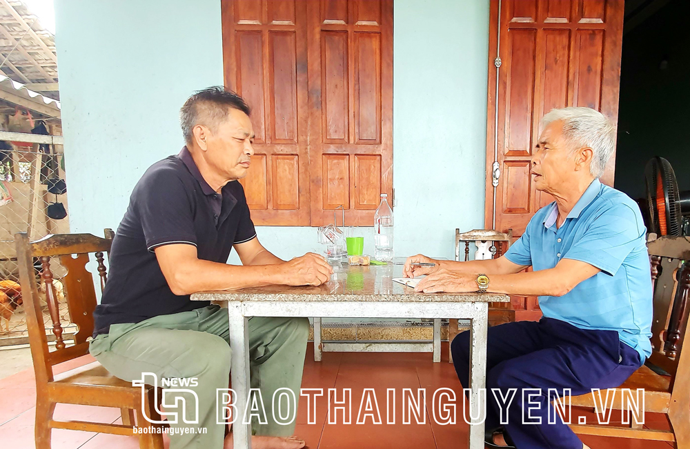  Ông Triệu Văn Hà (bên phải) hăng hái tham gia công tác xã hội tại địa phương.
