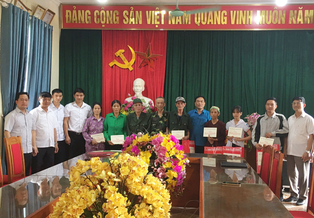  Đoàn thăm, tặng quà người có công, hộ nghèo, học sinh có hoàn cảnh khó khăn tại xã Minh Tiến (Đại Từ).