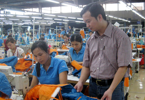  Anh Nguyễn Văn Tú, Giám đốc Chi nhánh may Sông Công 2 - Công ty cổ phần Đầu tư và Thương mại TNG đang kiểm tra tại phân xưởng sản xuất.