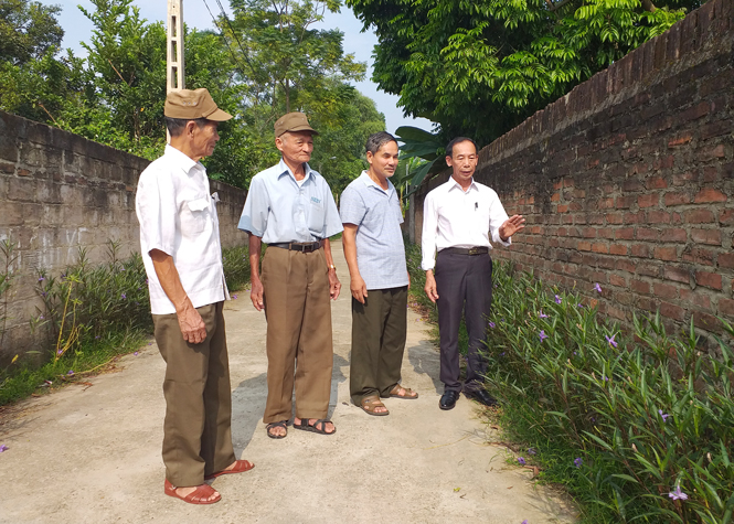  Ông Vũ Quang Huy (đứng ngoài cùng bên phải), hội viên Hội Người cao tuổi T.P Sông Công, hiện đang là Trưởng Ban Công tác Mặt trận tổ dân phố Bến Vượng, phường Thắng Lợi, luôn sâu sát cơ sở để nắm bắt tâm tư, nguyện vọng của người dân.