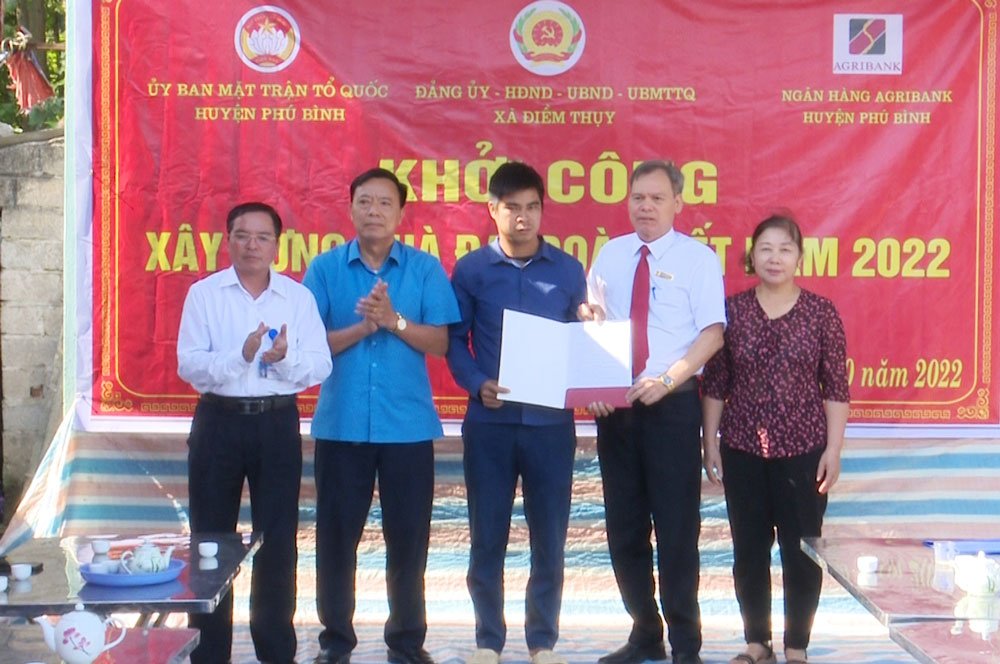  Đại diện Agribank Phú Bình cùng Thường trực Ủy ban MTTQ huyện Phú Bình, xã Điềm Thụy trao quyết định hỗ trợ xây dựng nhà Đại đoàn kết cho gia đình ông Dương Văn Tuấn.