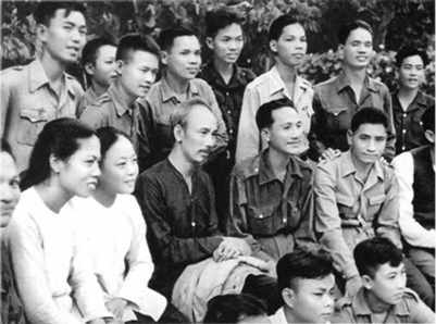 Baacute;c hồ với nhacirc;n dacirc;n chiến khu Việt Bắc. Ảnh tư liệu