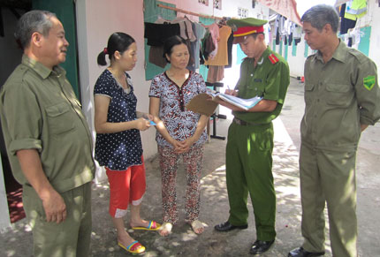  Thiếu úy Cao Việt Thái và cán bộ dân phòng đi kiểm tra người đến tạm trú tại địa phương.    