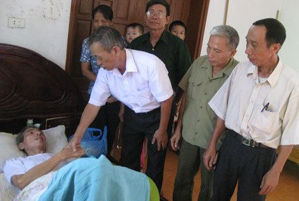  Ông Ngô Văn Khoát, Chủ tịch Hội NNCĐDC/diôxin huyện Phú Bình (người thứ ba từ phải sang) và các cán bộ Hội tới thăm gia đình NN Lục Tiến Suốt, xã Bảo Lý, bị tai biến mạch máu não nằm liệt giường hơn 1 năm nay.
