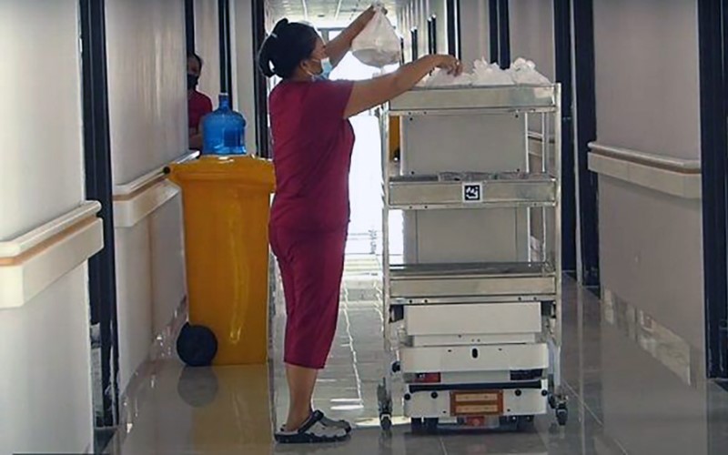  Thử nghiệm rô-bốt vận chuyển nhu yếu phẩm cho người bệnh.