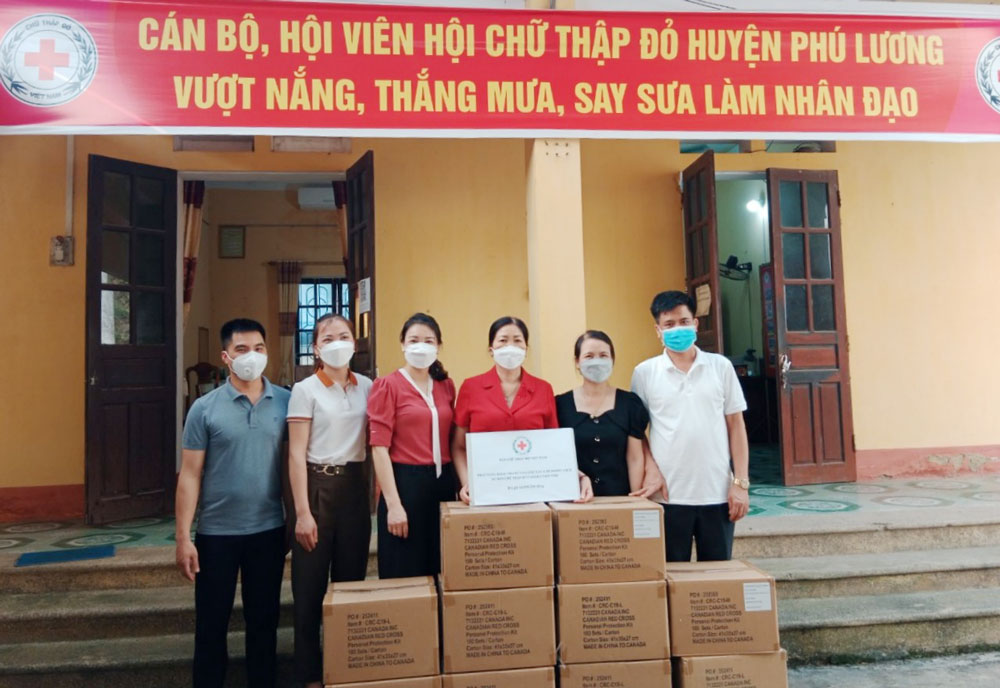  Lãnh đạo Hội Chữ thập đỏ huyện Phú Lương tiếp nhận vật tư y tế được tài trợ để trao tặng cho các đơn vị.