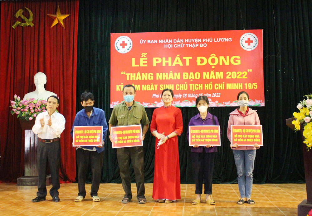  Ủy ban MTTQ và các hội, đoàn thể huyện Phú Lương trao kinh phí hỗ trợ xây dựng nhà ở cho các hộ nghèo.