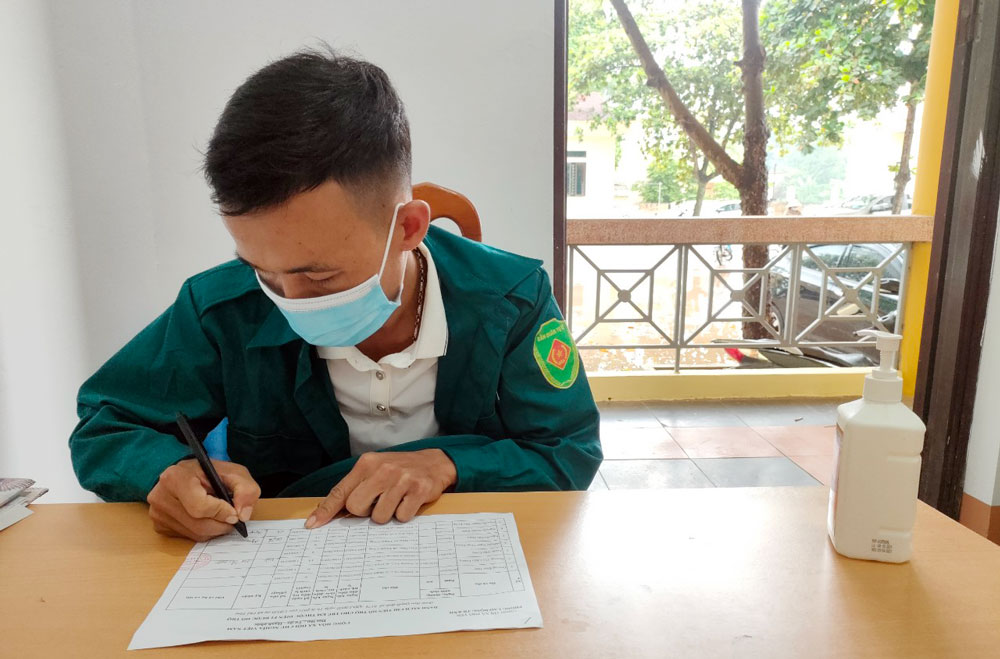  Ông NguyênVăn Quỳnh, xóm Làng Danh, xã Thành Công (T.X Phổ Yên) đến nhận tiền hỗ trợ cho con bị F1 sau khi hoàn thành cách ly y tế.