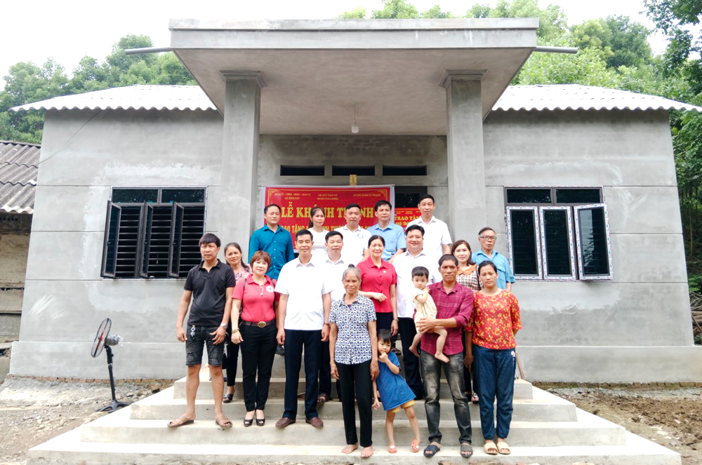  Đại diện các nhà hảo tâm tham gia khánh thành ngôi nhà tình nghĩa của gia đình anh Lê Văn Lực, xóm Đồng Nghè 2, xã Động Đạt.