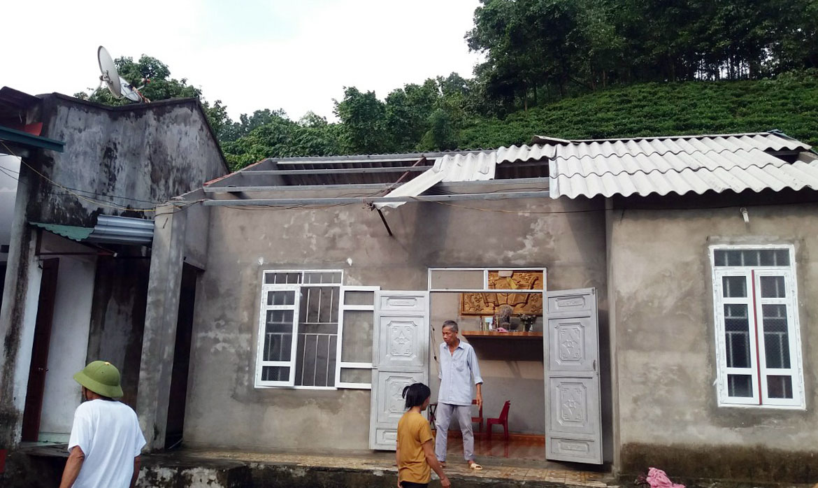   Nhiều nhà ở của người dân bị tốc mái.