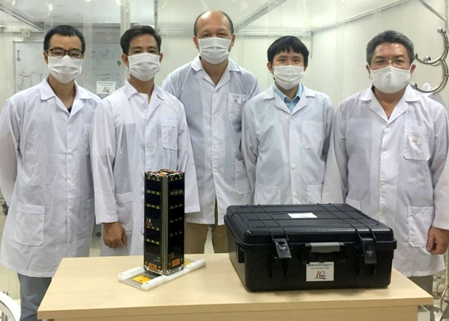  Vệ tinh NanoDragon chuẩn bị được chuyển đi Nhật Bản để bàn giao, chuẩn bị phóng lên vũ trụ. Ảnh: VNSC