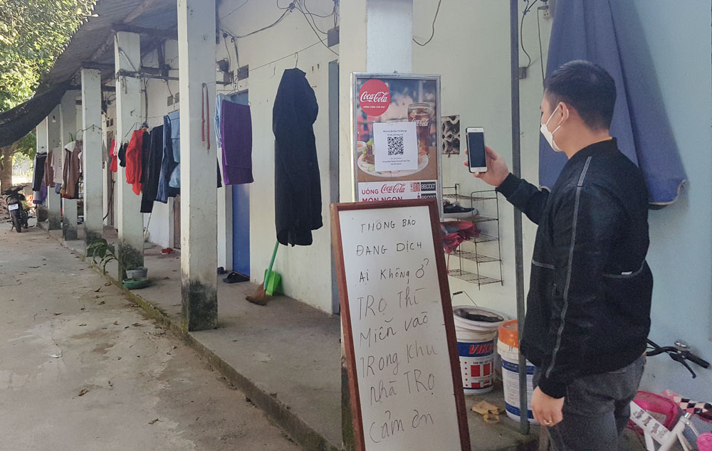  Khu nhà trọ tự quản tại tổ dân phố Làng Mới, phường Bách Quang (T.P Sông Công), tạo mã QR để công nhân khai báo y tế hằng ngày.