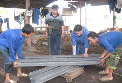  Ông Nhượng cùng công nhân cân khuôn đổ phôi thép cho khách hàng